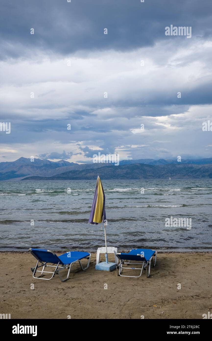 Kalamaki, Corfou, Grèce, vue depuis la plage de Kalamaki au nord-est de l'île grecque de Corfou sur la mer Ionienne vers l'Albanie continentale. Banque D'Images