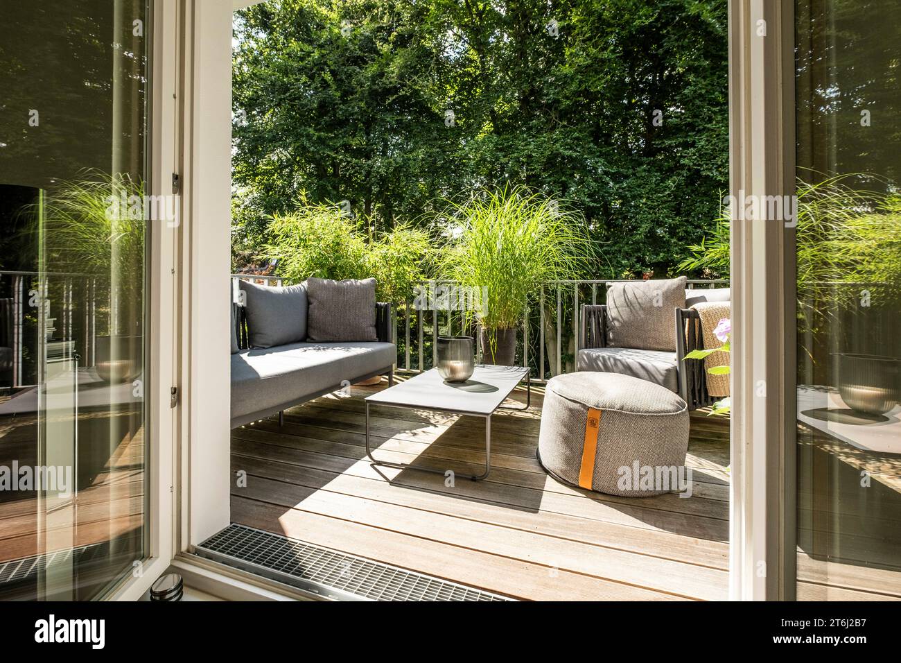 Balcon avec mobilier de salon moderne et plantes, Banque D'Images