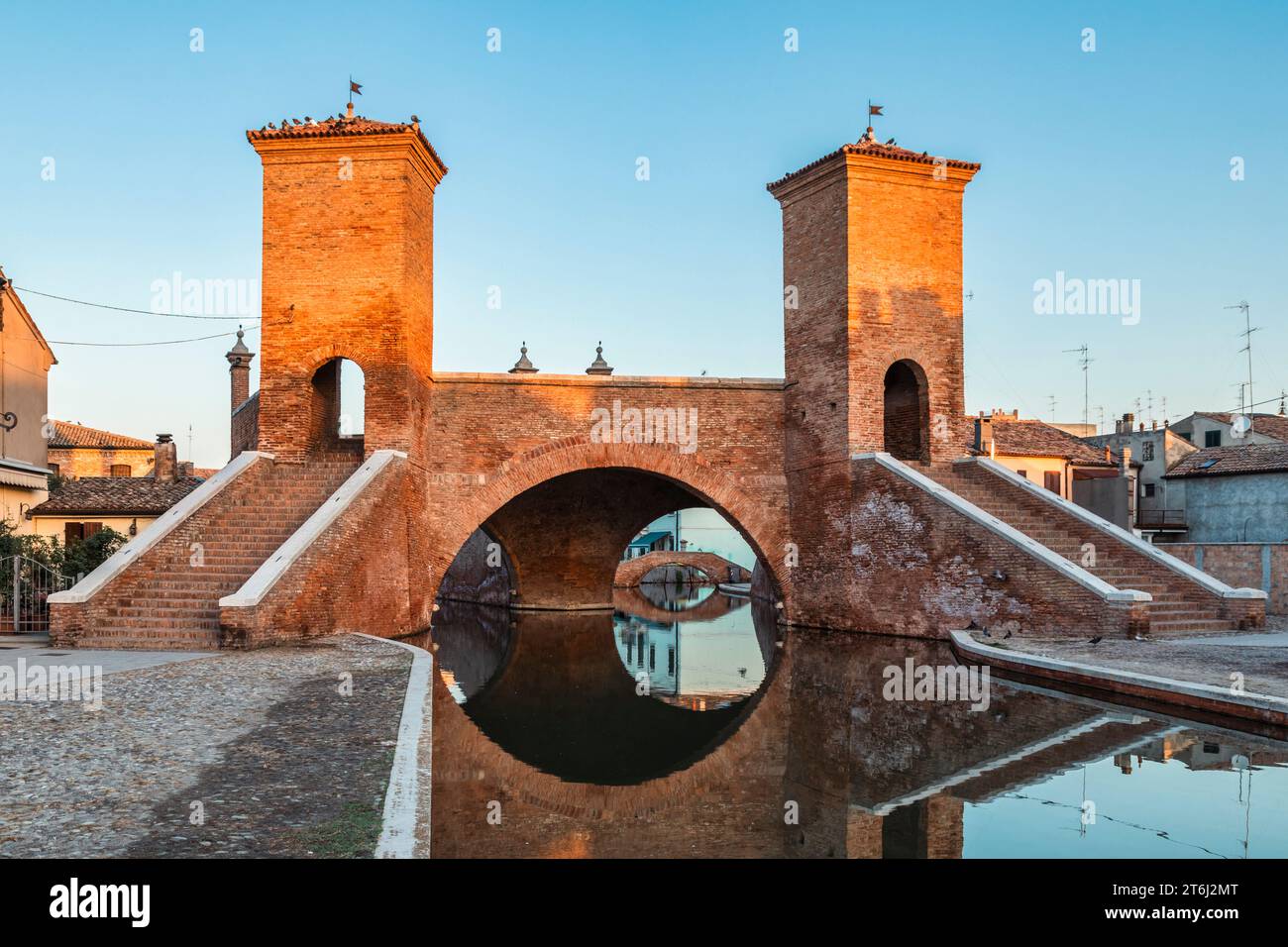 Italie, Emilie Romagne, province de Ferrare, Ponte dei Trepponti ou pont Trepponti, un pont en arc de maçonnerie à Comacchio Banque D'Images