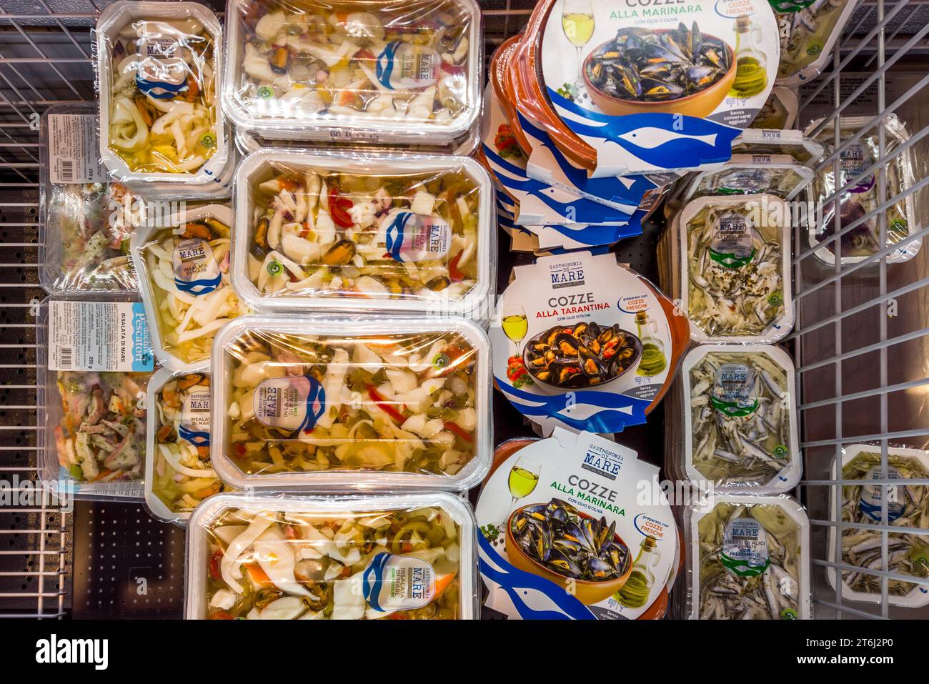 Italie - 09 novembre 2023 : poissons, crustacés et moules précuits et emballés dans un comptoir réfrigéré à vendre dans un supermarché italien Banque D'Images