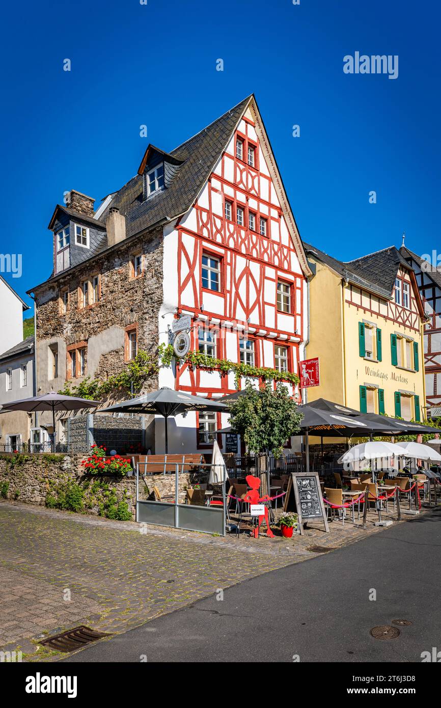 Promenade en bord de mer à Ediger-Eller sur la Moselle, cafés de rue, hôtels et jardins de bière dans le beau temps d'été. Banque D'Images