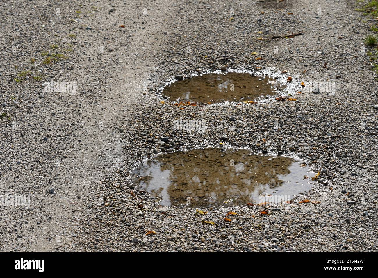 Allemagne, Bavière, haute-Bavière, district de Altötting, route de gravier, nids de poule, flaques d'eau, remplies d'eau de pluie Banque D'Images