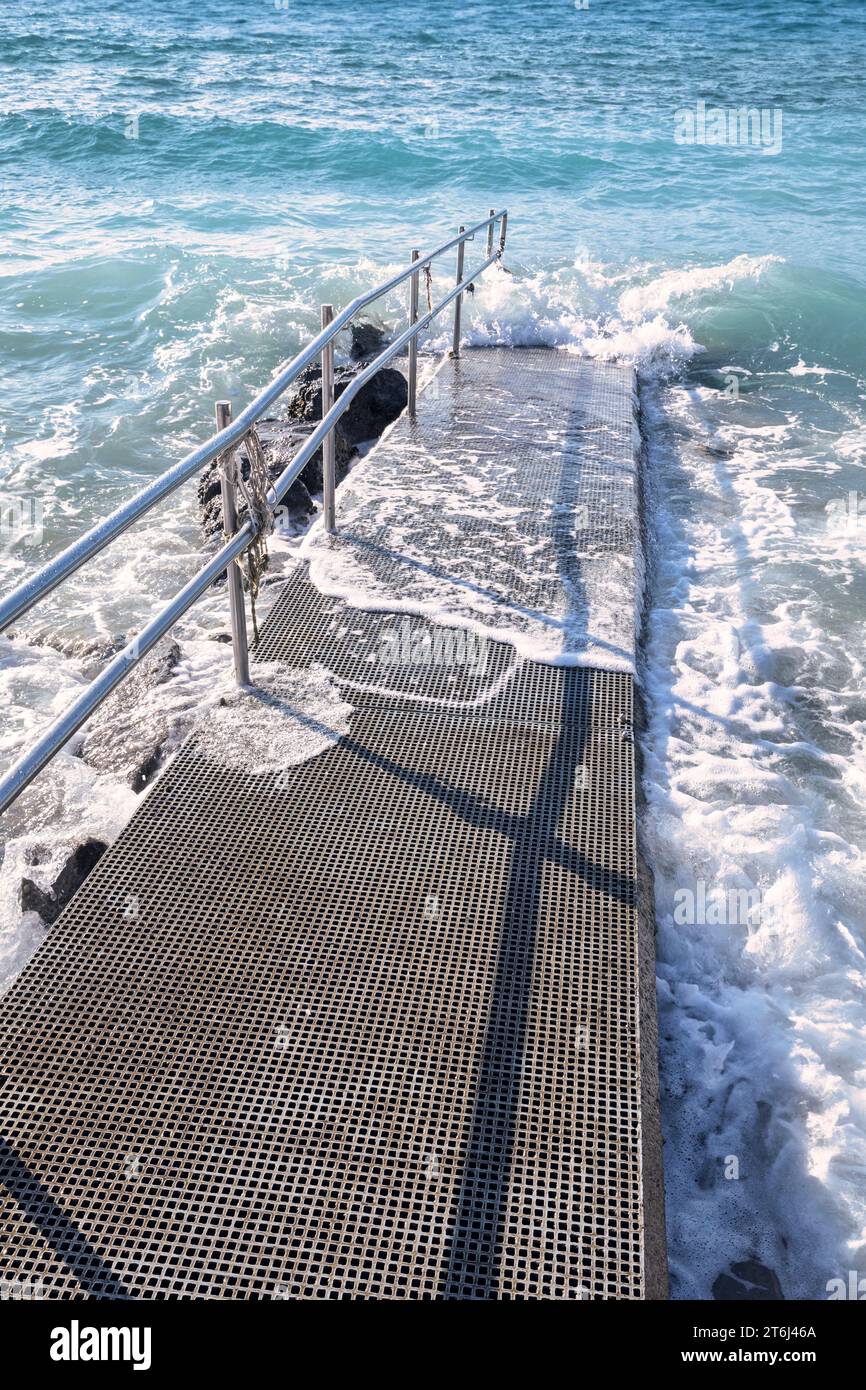 Croatie, baie de Kvarner, île de Krk, Baska, rampe d'accès à la mer (également pour les personnes handicapées) sur la plage de Baska Banque D'Images