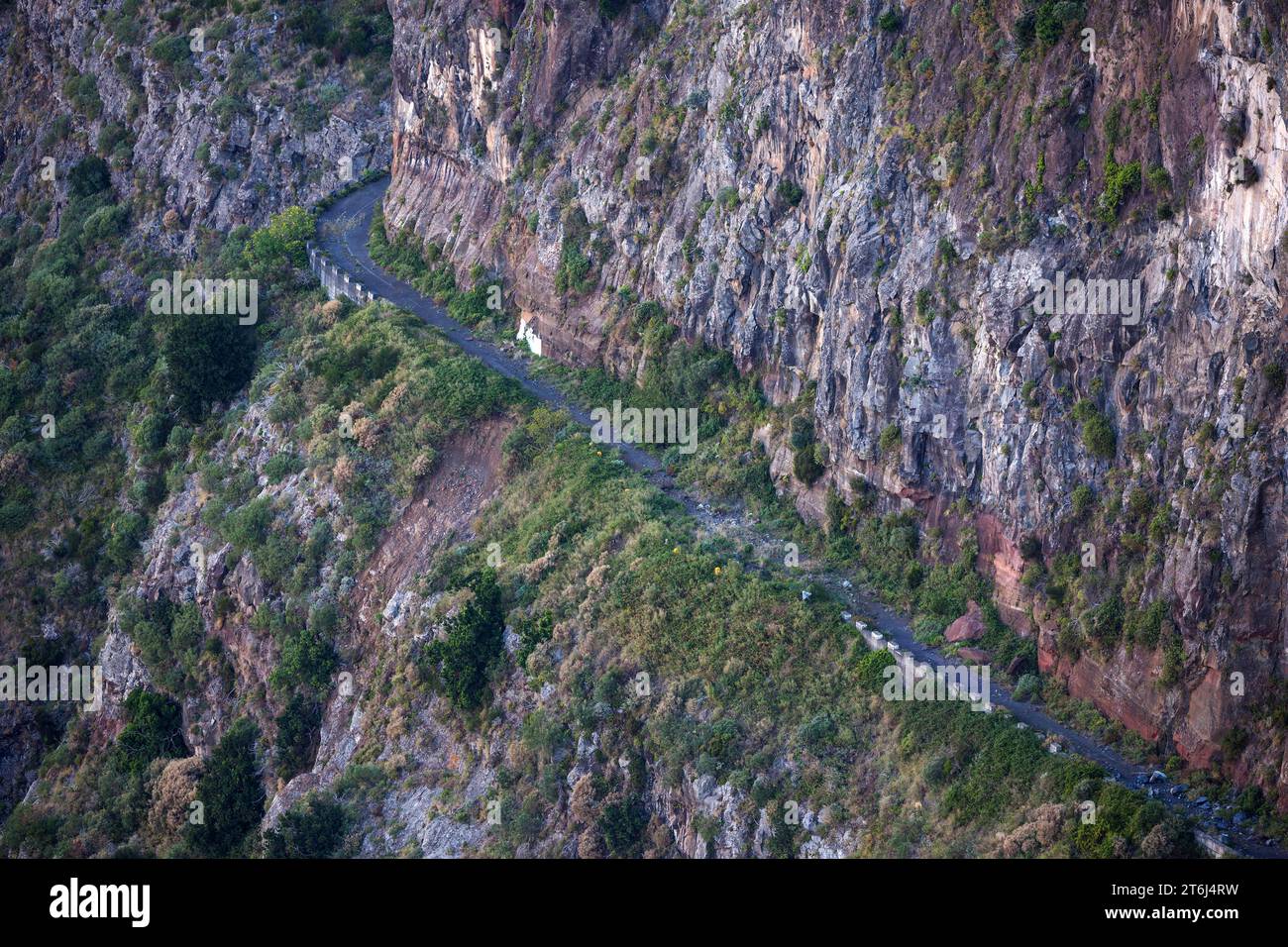 Route bloquée par des carrières dans la vallée des nonnes, Curral das Freiras, vue depuis EIRO do Serrado, Madère, Portugal Banque D'Images