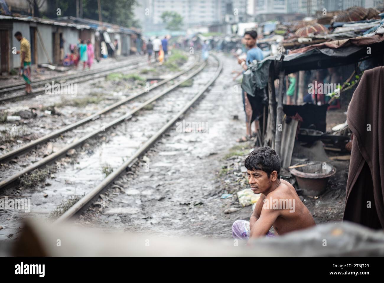 Les résidents sont assis près des voies ferrées dans le bidonville de Tejgaon, Dhaka, Bangladesh Banque D'Images