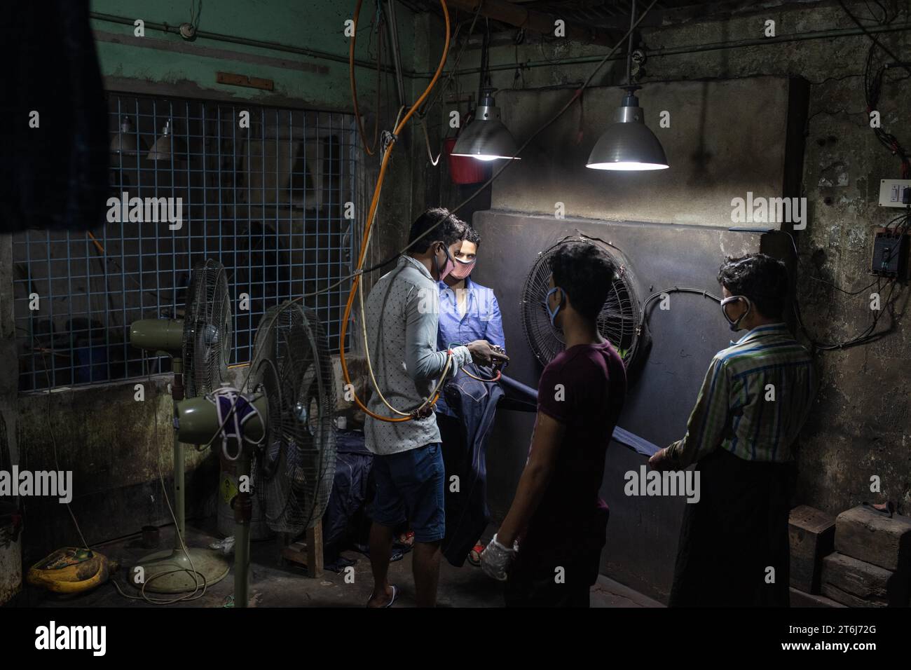 Ouvrier dans une usine de teinture de denim, industrie textile, Dhaka, Bangladesh Banque D'Images