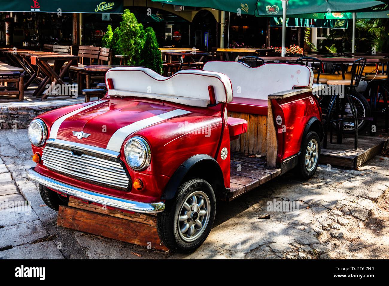 Alstadtgasse avec sièges motorisés dans le restaurant, Budva, Montenegro, Budva, Montenegro Banque D'Images