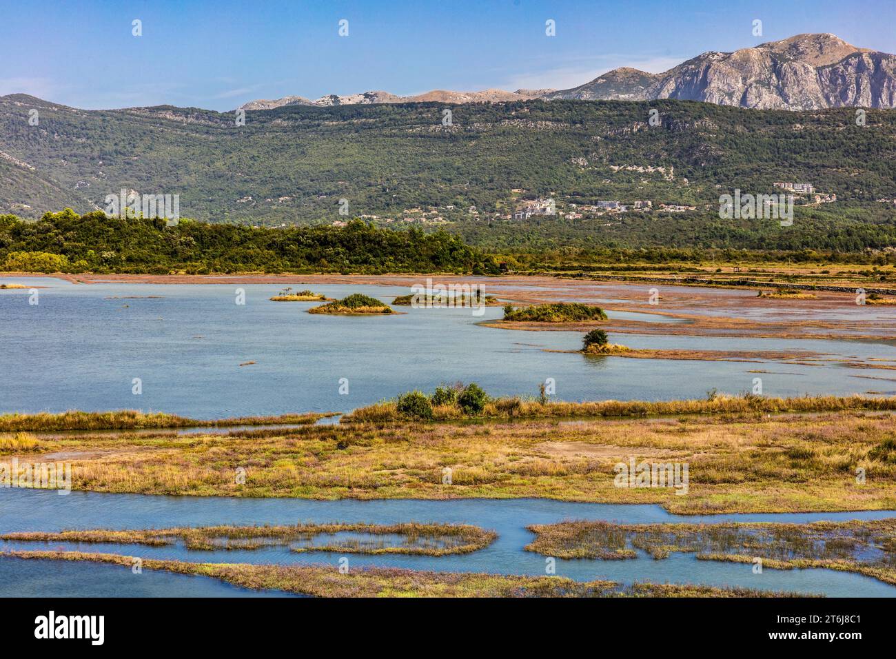 Champs de sel, péninsule montagneuse et riche en baie de Lustica, situé au large de la baie de Kotor en forme de fjord dans la mer Adriatique, Monténégro, Lustica, Monténégro Banque D'Images
