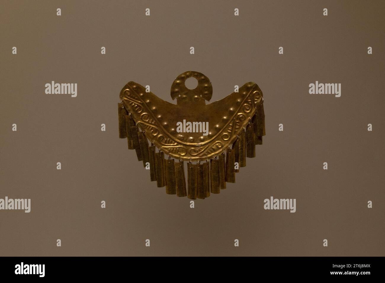 Ancien anneau de nez doré avec pendentifs au musée de l'or colombien Banque D'Images