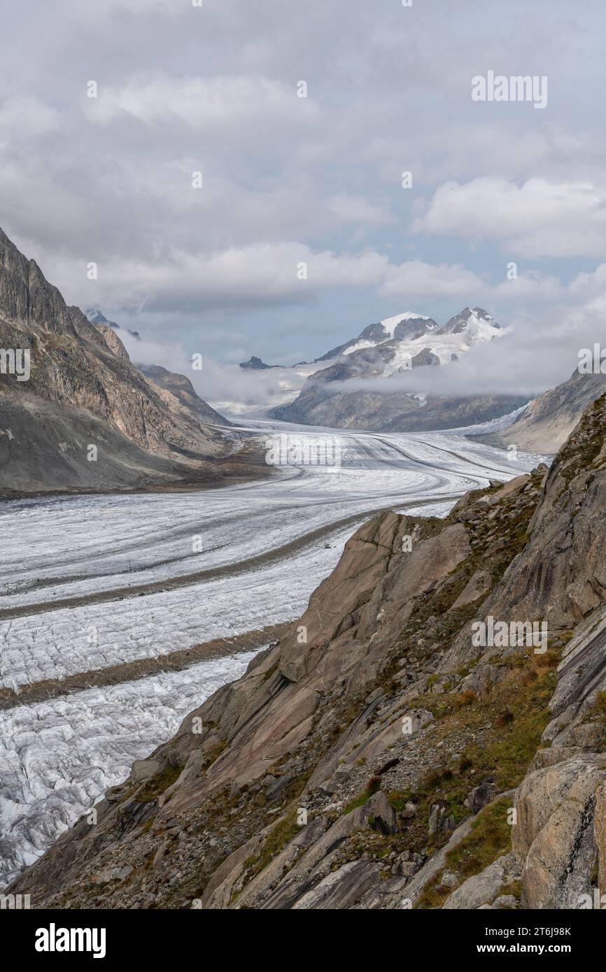 Vue sur le glacier d'Aletsch. C'est le plus grand et le plus long glacier des Alpes en termes de superficie et est situé sur le versant sud des Alpes bernoises dans le canton suisse du Valais. Banque D'Images