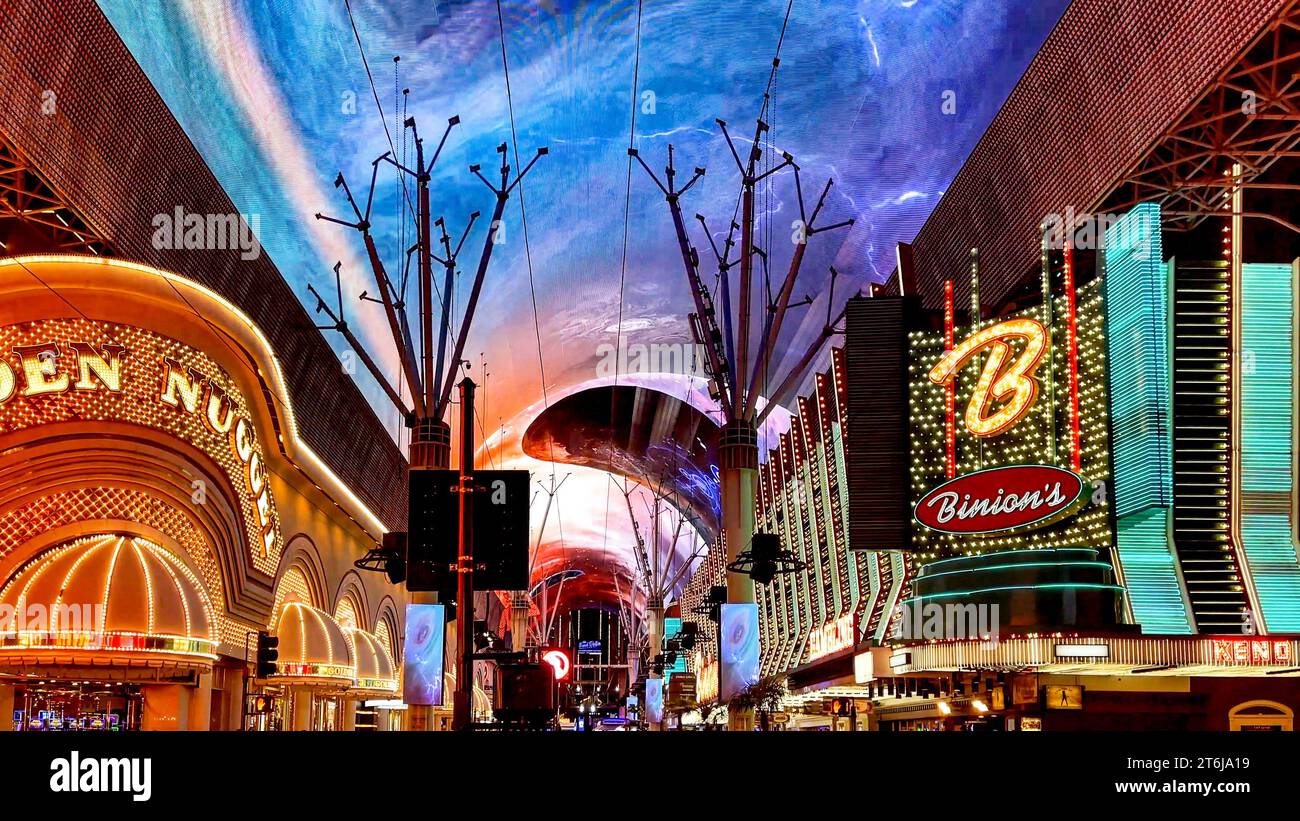 Las Vegas, États-Unis ; 18 octobre 2023 : la célèbre rue Fremont, qui est la partie la plus ancienne de Sin City avec son Binion et Golden Casino, dans le United Sta Banque D'Images