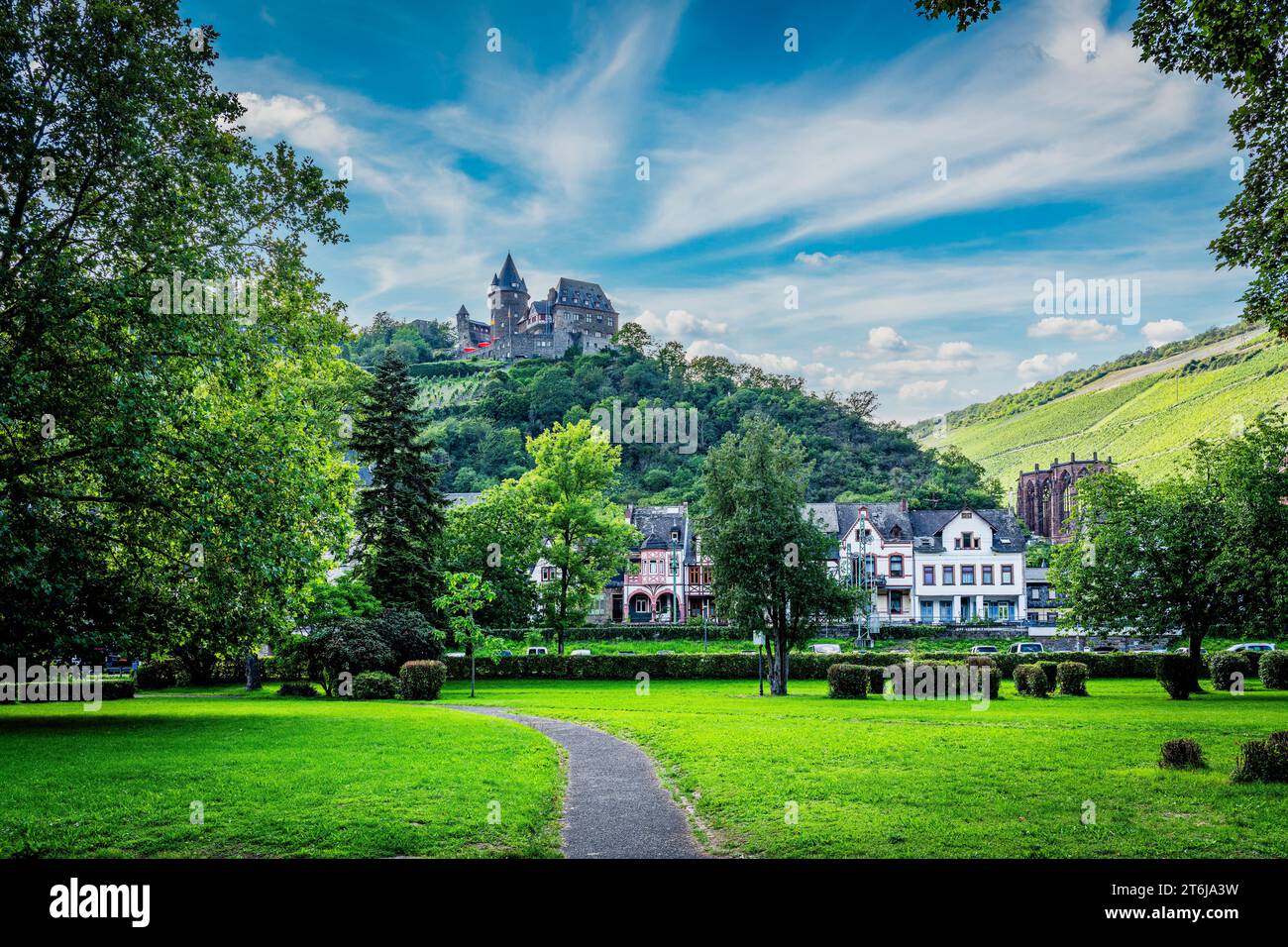 La ville de Bacharach sur le Rhin moyen, le château de Stahleck et plusieurs tours de la ville encadrent le centre-ville, la chapelle Werner et St. Peter se démarque, Banque D'Images