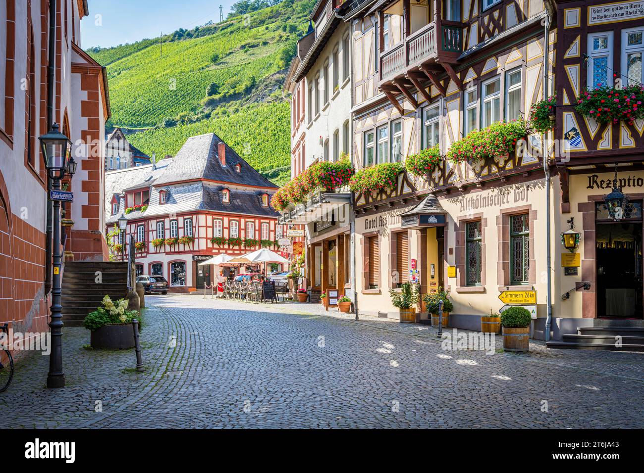 Ville de Bacharach sur le Rhin moyen, route de Steeg, bordée de maisons historiques à colombages, cafés de rue et hôtels Banque D'Images