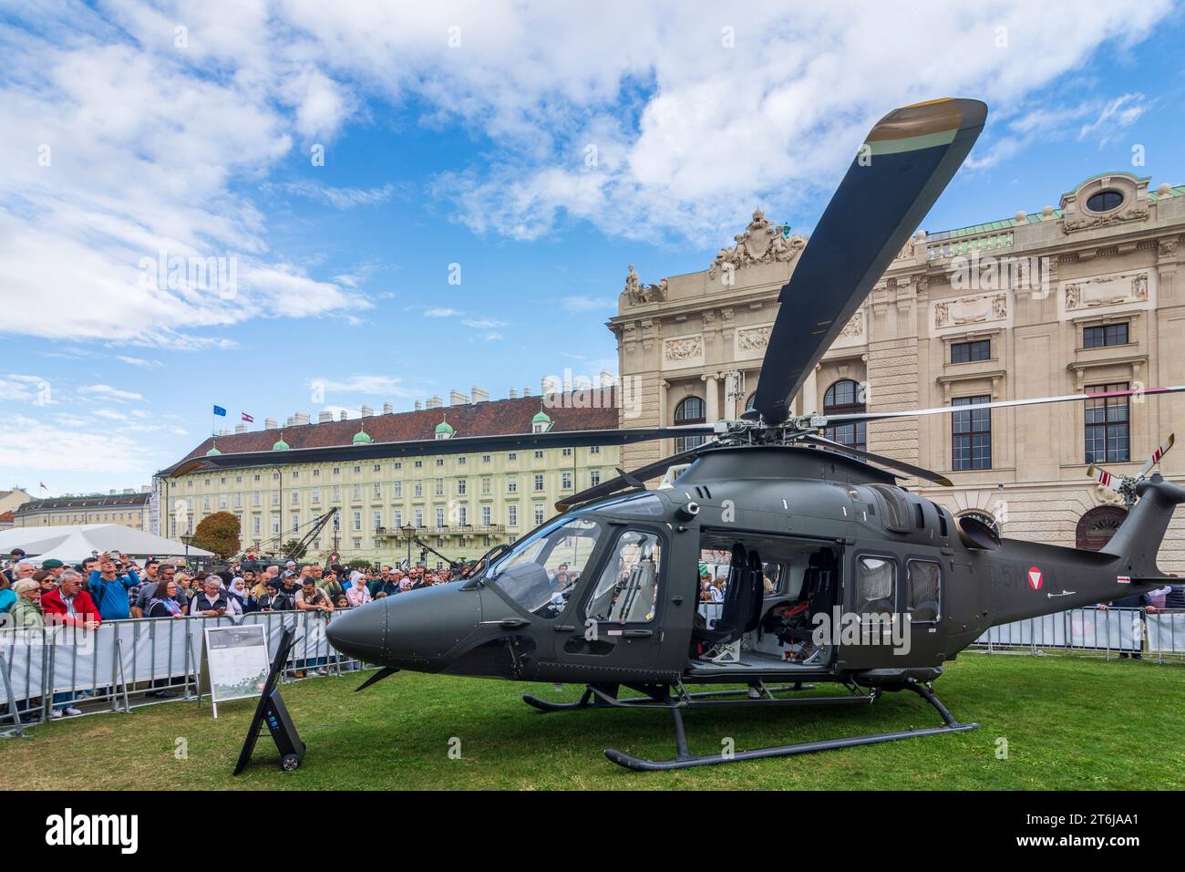 Vienne, hélicoptère AgustaWestland AW169M, compagnie Leonardo à l'exposition de l'armée autrichienne Bundesheer sur la fête nationale en face du palais Hofburg à la place Heldenplatz en 01. Vieille ville, Autriche Banque D'Images