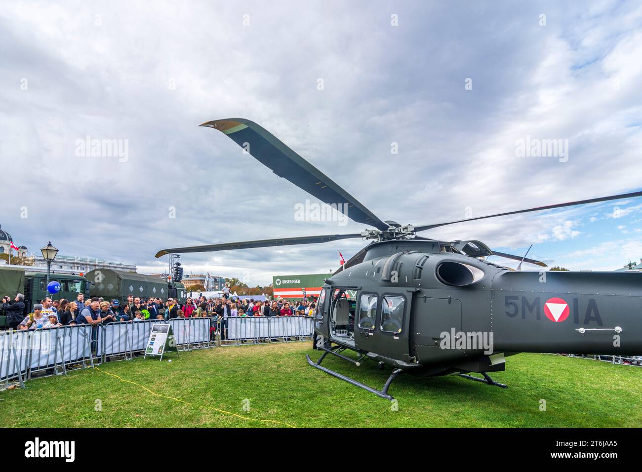 Vienne, hélicoptère AgustaWestland AW169M, compagnie Leonardo à l'exposition de l'armée autrichienne Bundesheer sur la fête nationale en face du palais Hofburg à la place Heldenplatz en 01. Vieille ville, Autriche Banque D'Images