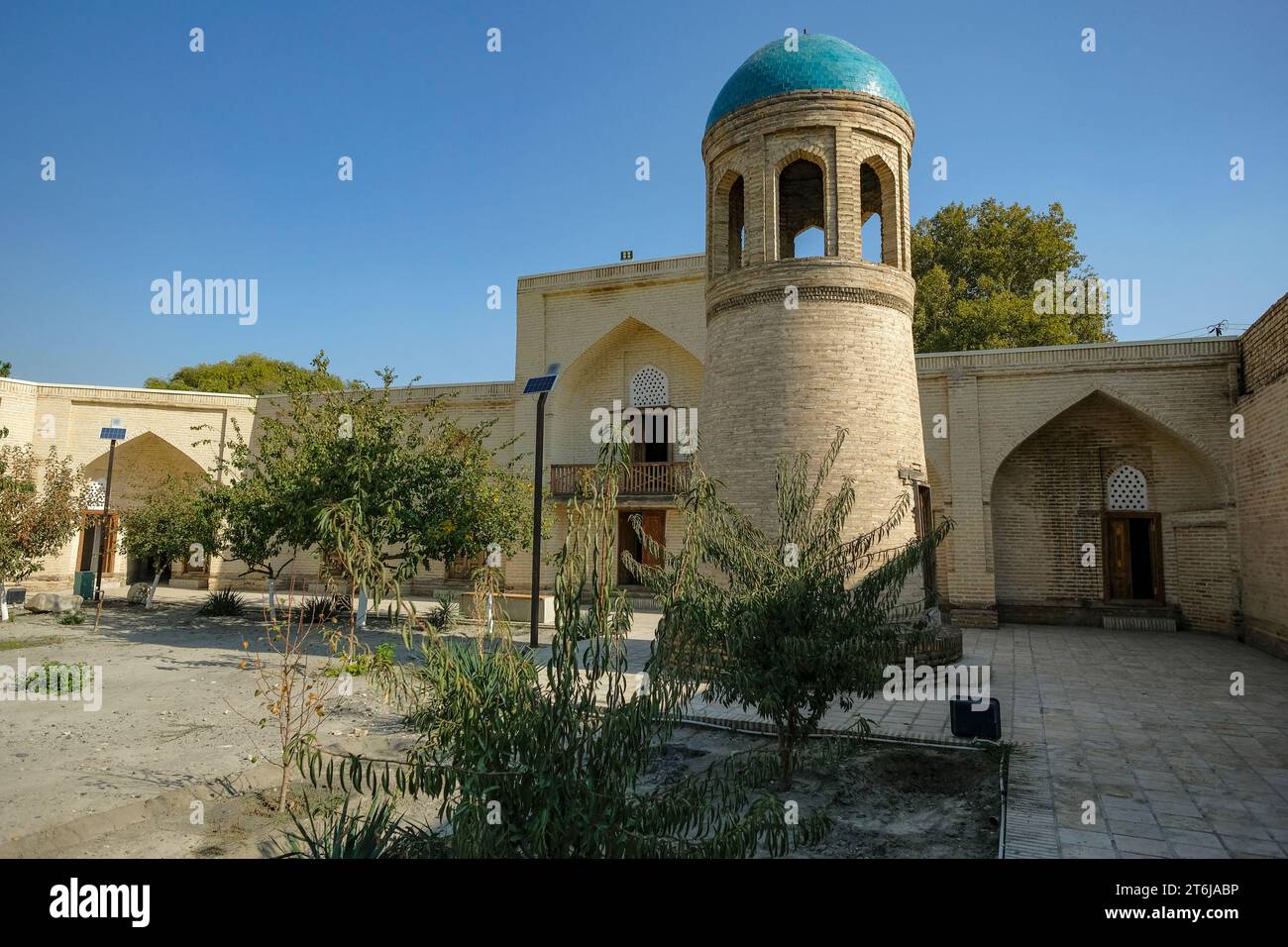 Kokand, Ouzbékistan - 25 octobre 2023 : détail de l'intérieur de la Madrasa de Sokhibzoda Khazrat à Kokand dans la vallée de Fergana, Ouzbékistan. Banque D'Images