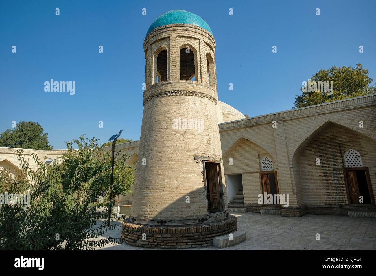 Kokand, Ouzbékistan - 25 octobre 2023 : détail de l'intérieur de la Madrasa de Sokhibzoda Khazrat à Kokand dans la vallée de Fergana, Ouzbékistan. Banque D'Images