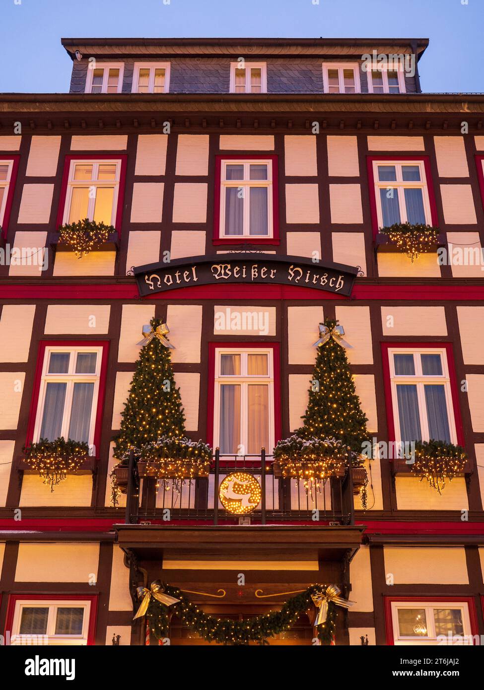 Weißer Hôtel décoré de Noël Hirsch sur la place du marché, Wernigerode, montagnes du Harz Banque D'Images