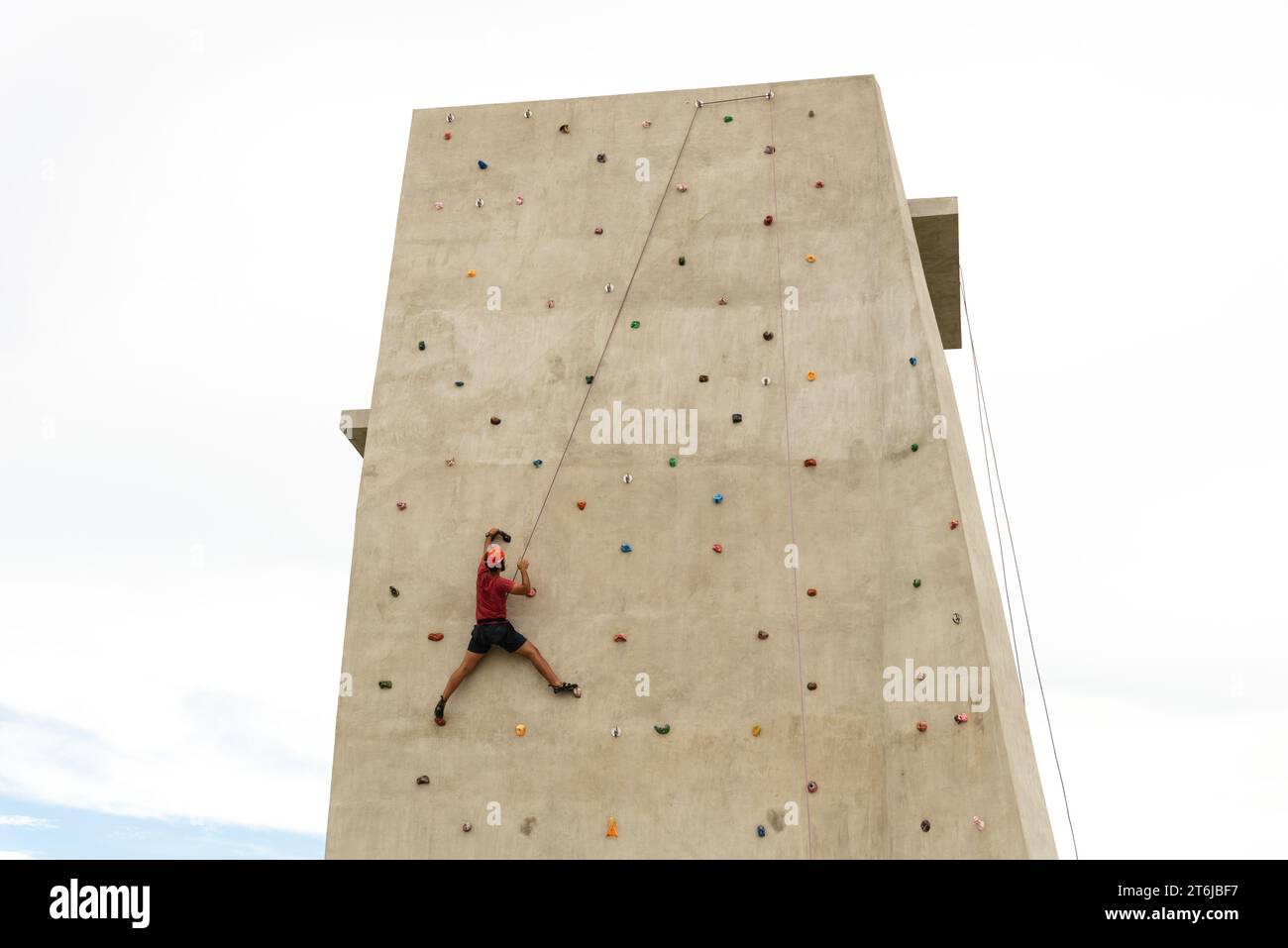 Salvador, Bahia, Brésil - 14 mars 2020 : Rappelist est vu escalader un mur de ciment dans le Parque dos Ventos dans la ville de Salvador, Bahia. Banque D'Images