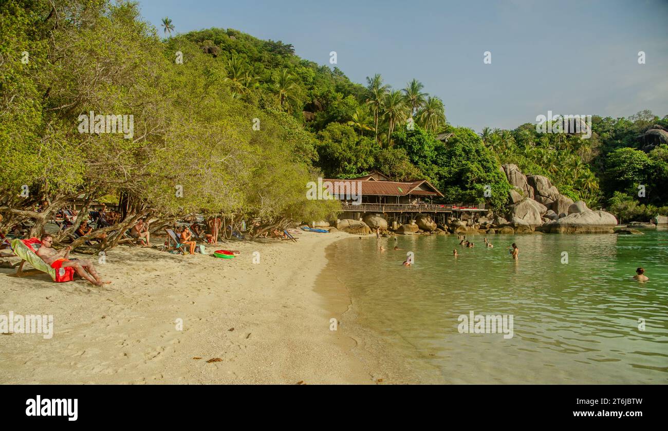 Avril-23-2023-Kho Tao-Thaïlande- très calme célèbre plage où l'eau est chaude et vient à travers les arbres ombragés Banque D'Images
