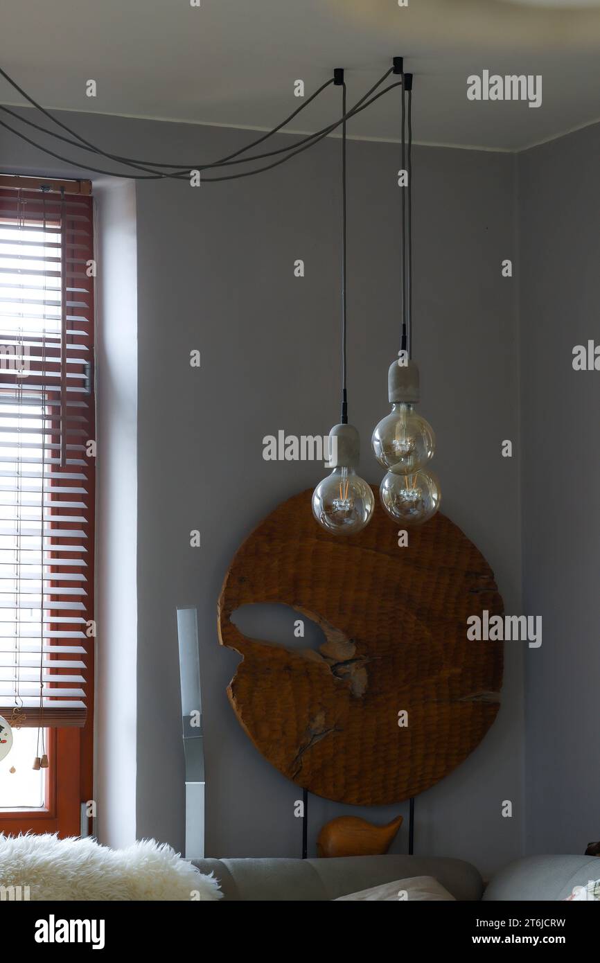 Éclairage intérieur moderne. Design de maison minimaliste. Trois ampoules côte à côte suspendues à différentes hauteurs Banque D'Images