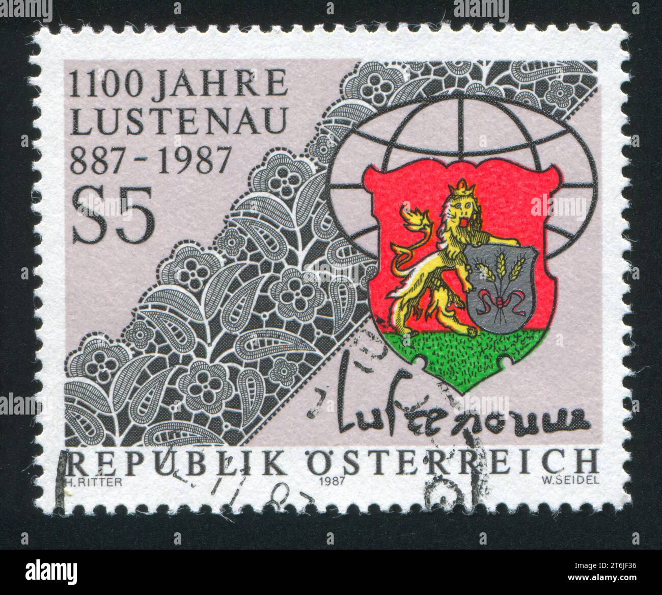 AUTRICHE - CIRCA 1987 : timbre imprimé par l'Autriche, montre dentelle, armes municipales de Lustenau, circa 1987 Banque D'Images