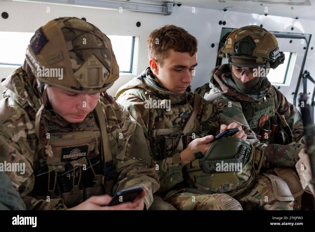 Les soldats Azov se rendent dans une zone de tir dans un véhicule de combat français. Des soldats de la Brigade Azov s’entraînent dans l’oblast de Donetsk le 9 novembre 2023, s’entraînant avec leurs fusils, leurs mitrailleuses et leurs lance-grenades. (Photo de John Rudoff/Sipa USA) crédit : SIPA USA/Alamy Live News Banque D'Images