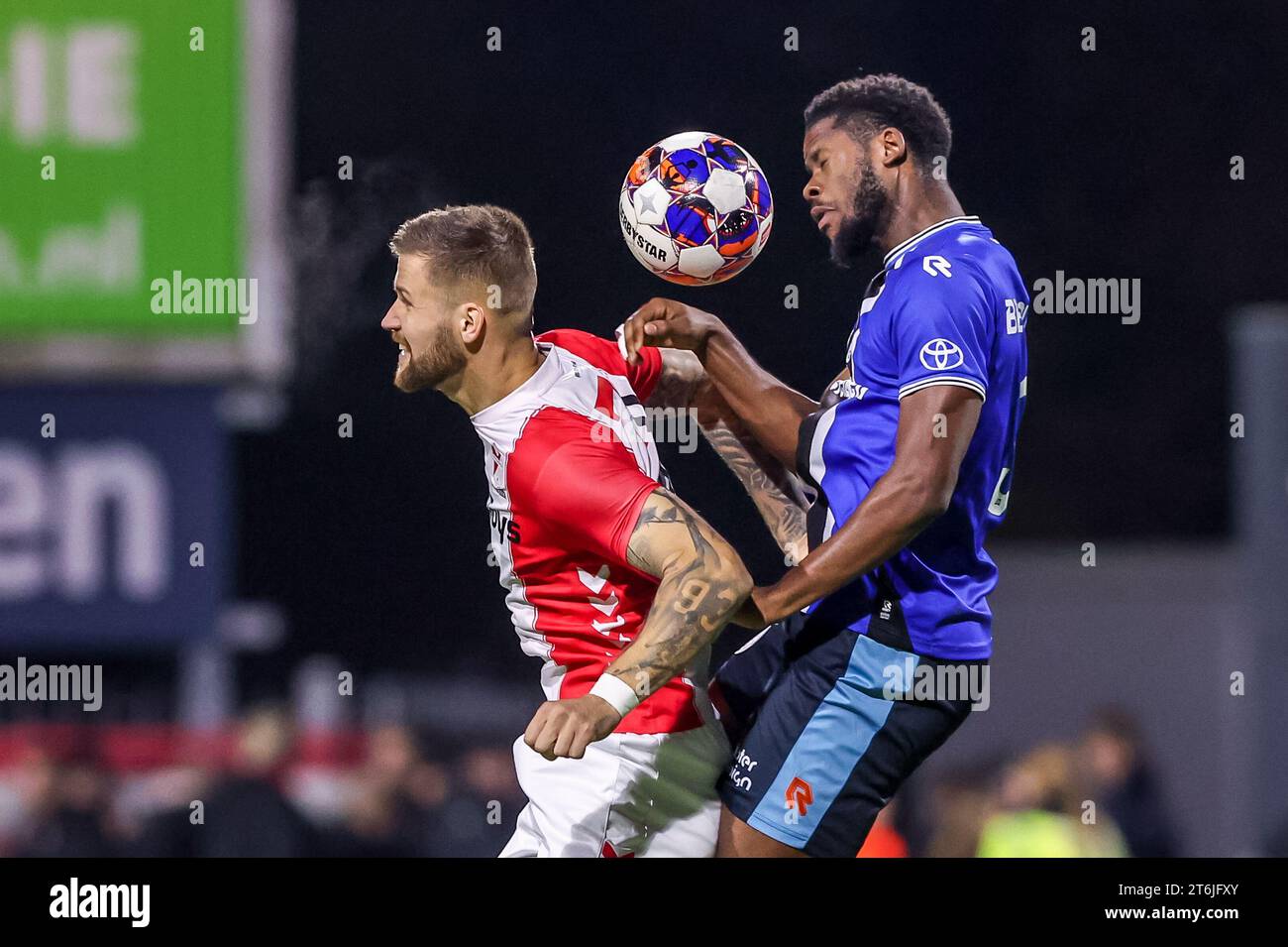 Emmen, pays-Bas. 10 novembre 2023. EMMEN, PAYS-BAS - NOVEMBRE 10 : Piotr Parzyszek du FC Emmen concourt pour le ballon à tête avec Luke Mbete-Tabu du FC Den Bosch lors du match néerlandais de Keuken Kampioen Divisie entre le FC Emmen et le FC Den Bosch à de Oude Meerdijk le 10 novembre 2023 à Emmen, pays-Bas (photo de Pieter van der Woude/ Orange Pictures) crédit : Orange pics BV/Alamy Live News Banque D'Images