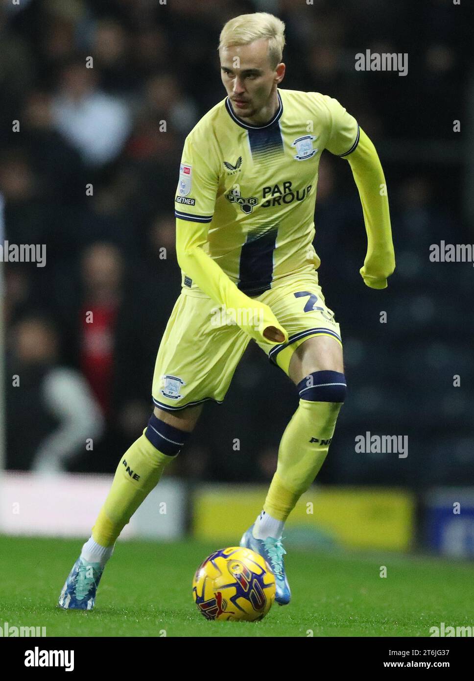 Ewood Park, Blackburn, Royaume-Uni. 10 novembre 2023. EFL Championship football, Blackburn Rovers contre Preston North End ; Liam Miller de Preston North End court avec le ballon crédit : action plus Sports/Alamy Live News Banque D'Images