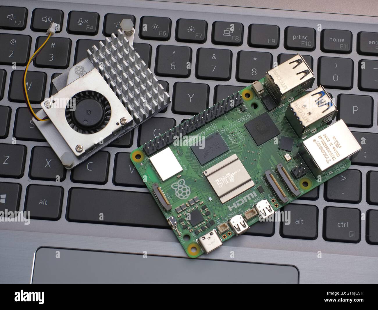 Galati, ROUMANIE - 10 novembre 2023 : gros plan d'un Raspberry Pi 5 sur un clavier d'ordinateur portable. Le Raspberry Pi est un ordinateur monocarte de la taille d'une carte de crédit Banque D'Images