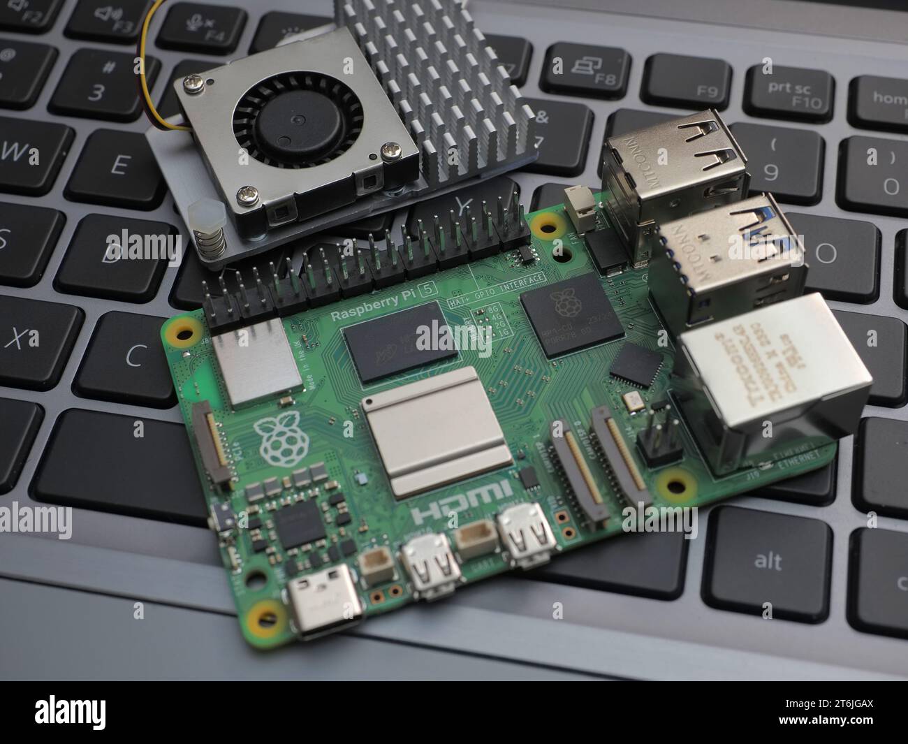 Galati, ROUMANIE - 10 novembre 2023 : gros plan d'un Raspberry Pi 5 sur un clavier d'ordinateur portable. Le Raspberry Pi est un ordinateur monocarte de la taille d'une carte de crédit Banque D'Images