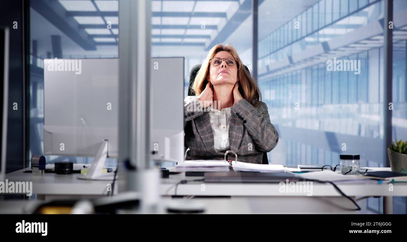 Empowered Lady triomphes : vaincre la douleur à la gorge du cancer du Larynx Banque D'Images