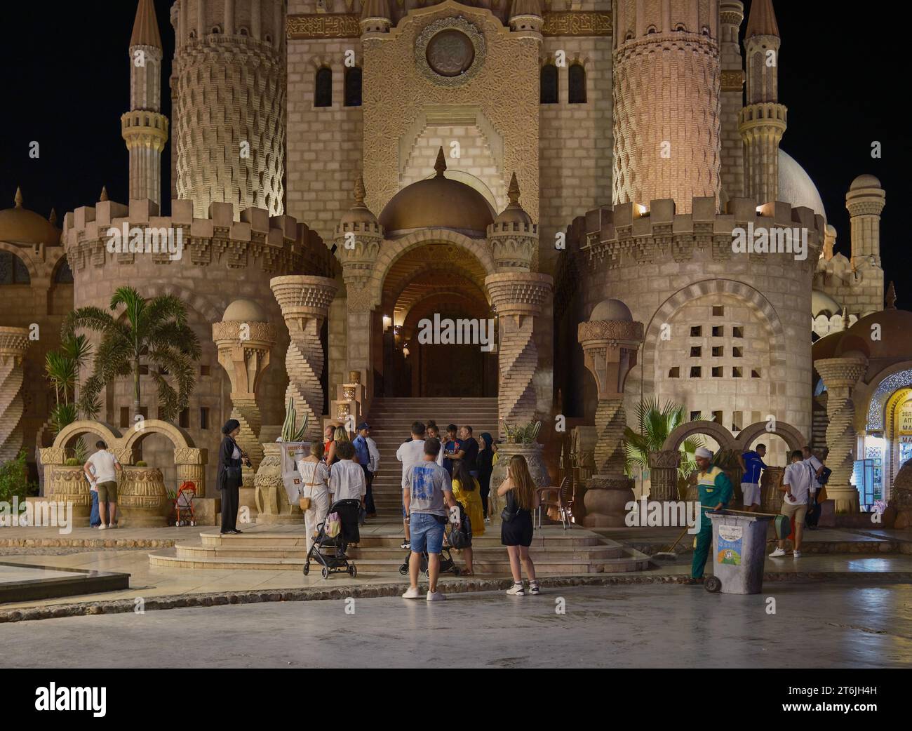 La mosquée Al Sahaba à Sharm El Sheikh, en Égypte, fusionne des éléments de style fatimide, mamelouk et ottoman dans son architecture et son design intérieur. Vue nocturne Banque D'Images