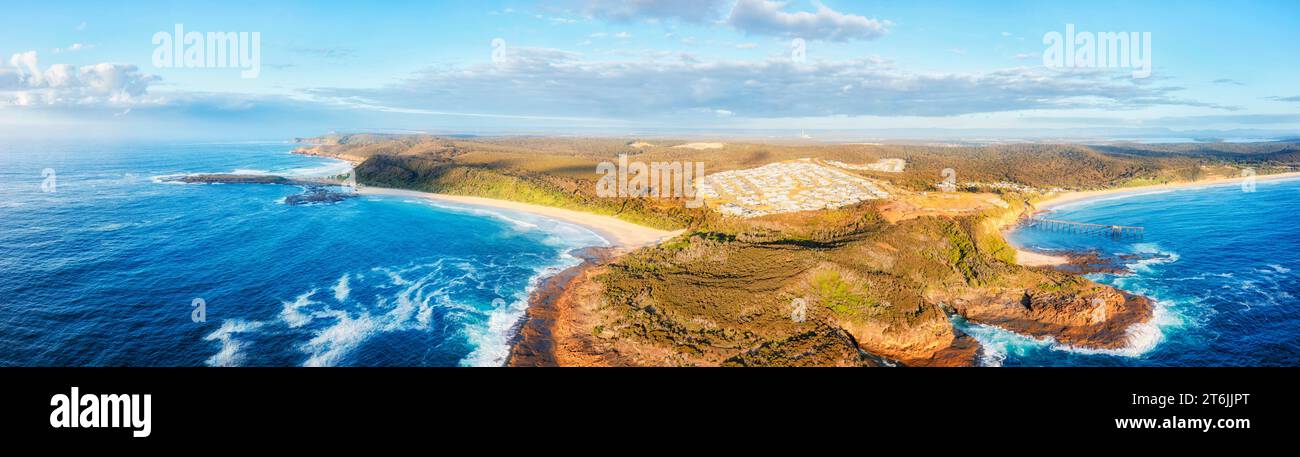 Nouveau terrain développé dans la ville historique de Catherine Hill Bay sur la côte Pacifique de l'Australie - panorama aérien. Banque D'Images