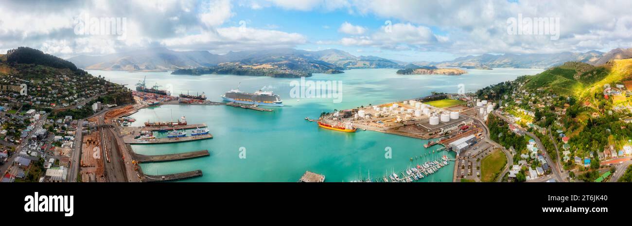 Panorama aérien du port maritime dans la ville de Lyttelton en Nouvelle-Zélande près de Christchurch avec infrastructure portuaire. Banque D'Images