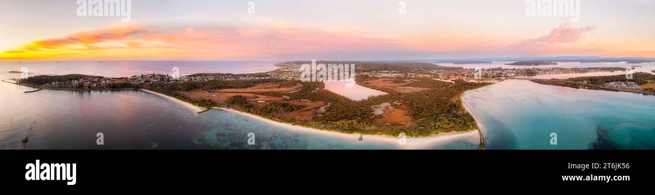 Panorama aérien panoramique à 360 degrés sur la côte de plage des grottes de Swansea en Australie sur la côte Pacifique au lever du soleil. Banque D'Images