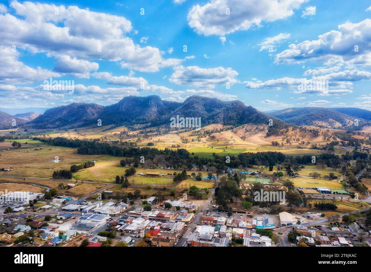 La ville de Gloucester près de Barrington domine les montagnes avec des pics pittoresques entourant la vallée agricole. Banque D'Images