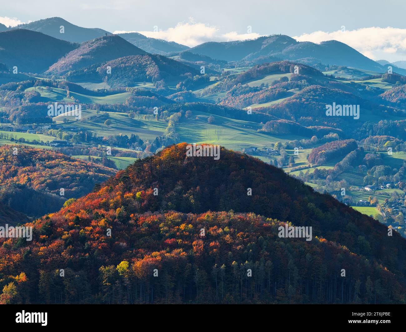 Belle vue d'automne de Peilstein montagne sur les collines et la nature autour, Autriche Banque D'Images