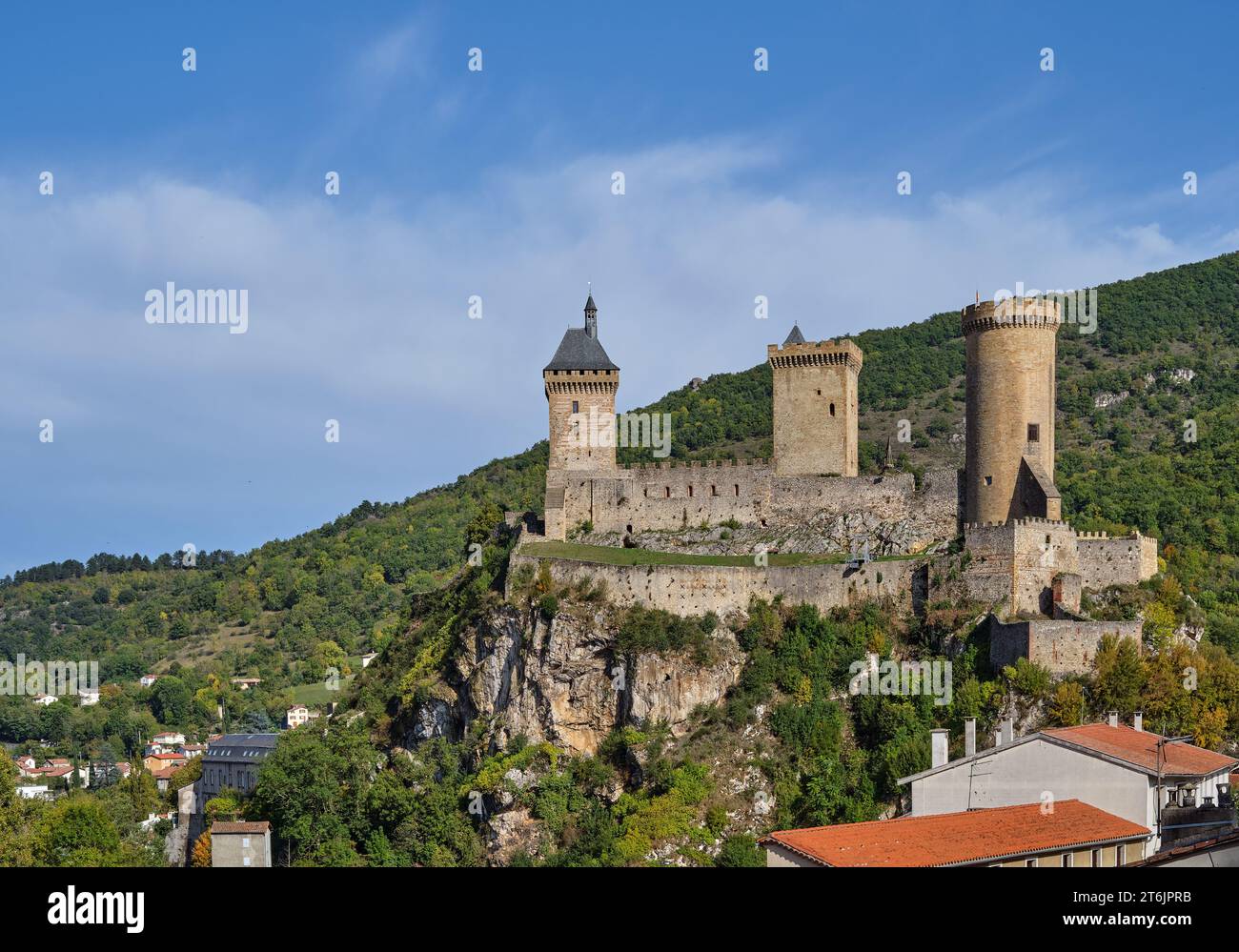 Vue lointaine du château perché de Foix, France Banque D'Images