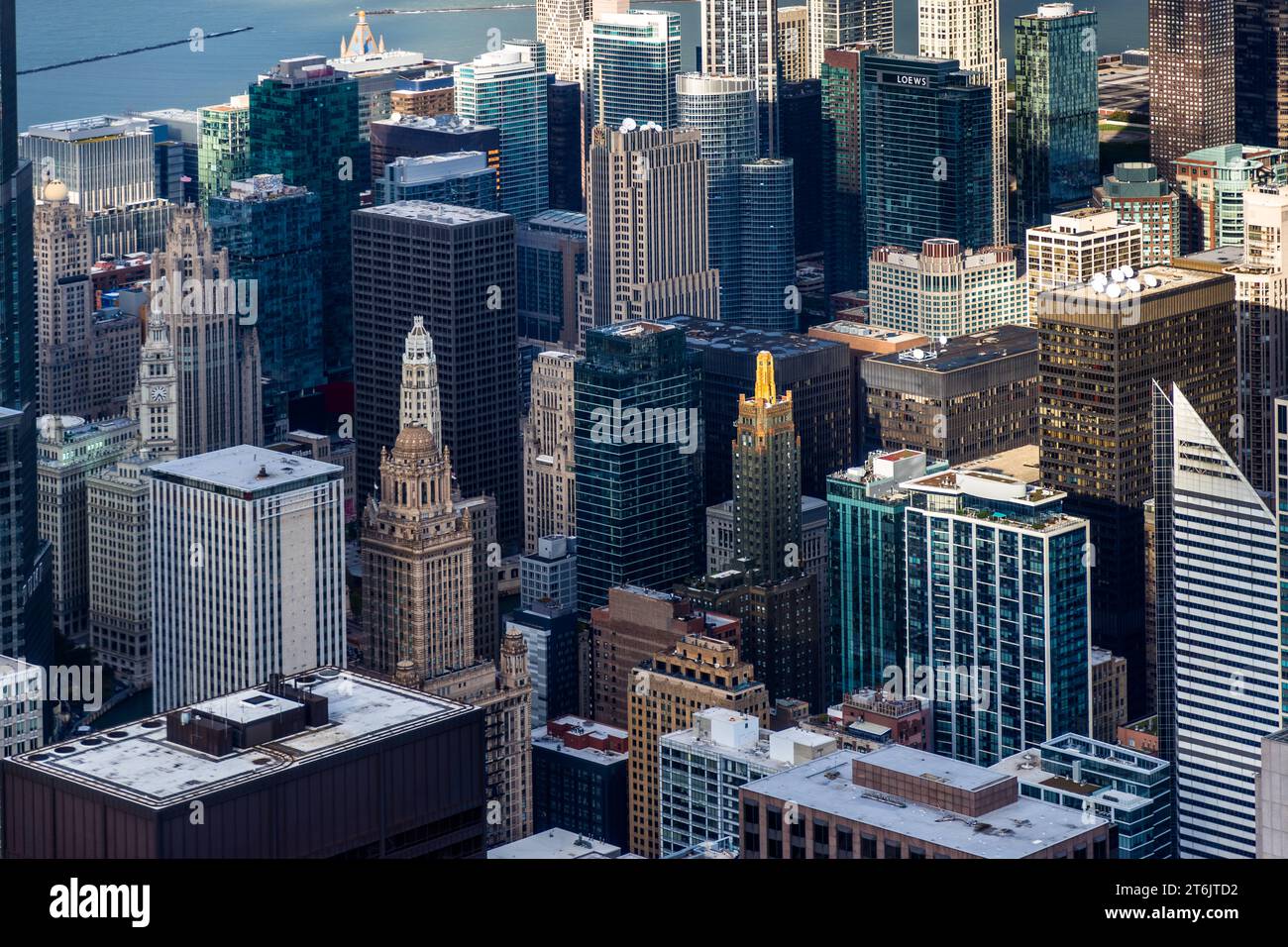 Vue sur les gratte-ciel du centre-ville de Chicago, au centre du Carbide & Carbon Building de 1929 avec la flèche dorée et revêtu de terre cuite verte. Paysage urbain depuis le sommet de la Willis Tower - vue de Chicago d'en haut. Chicago, États-Unis Banque D'Images