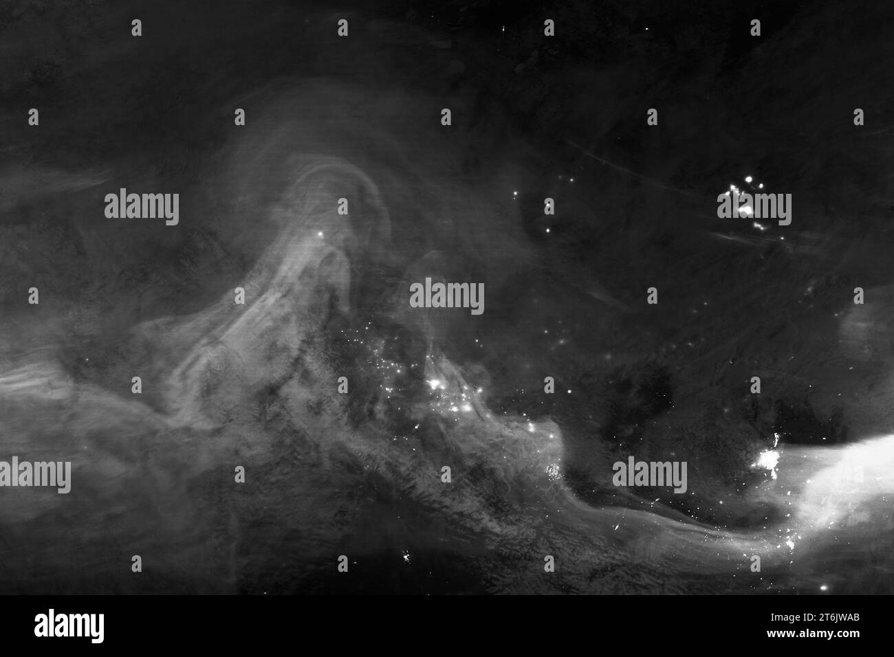 Canada. 5 novembre 2023. Le capteur VIIRS (visible Infrared Imaging Radiometer Suite) du satellite NOAA-NASA Suomi NPP a capturé cette image des aurores boréales au-dessus de l'ouest du Canada à 3:23 h, heure des Rocheuses 10:23, temps universel, le 5 novembre 2023. L'aurore était si brillante près d'Edmonton, au Canada, qu'elle a presque saturé le capteur satellite. L'événement s'est poursuivi dans la soirée suivante, lorsque le ciel de Glasgow, Montana, a dansé avec une lumière rose et verte. Les lumières étaient particulièrement brillantes près de la frontière entre les États-Unis et le Canada et en Alaska, mais elles étaient également faiblement visibles aussi loin au sud que le Texas. (Crédit Banque D'Images