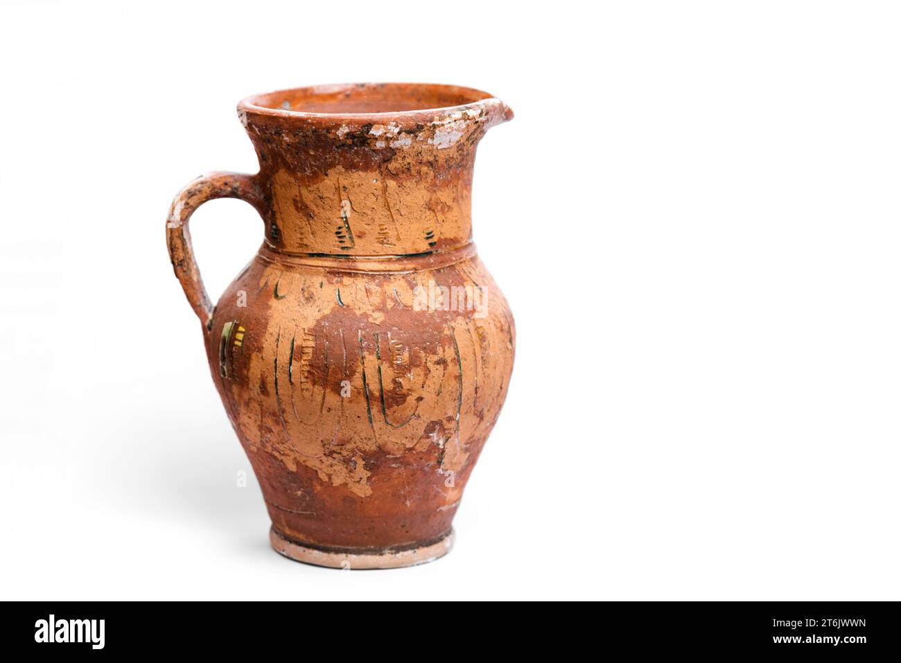 Pichet en faïence antique avec peinture endommagée sur la surface. Culture traditionnelle ukrainienne Banque D'Images