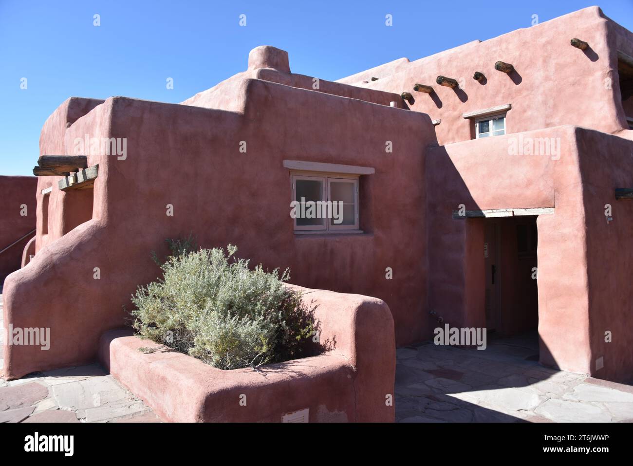 Parc national du désert peint, AZ. ÉTATS-UNIS 10/17-18/2023. Painted Desert Inn. Initialement appelé The Stone Tree House. Construit en bois pétrifié Banque D'Images