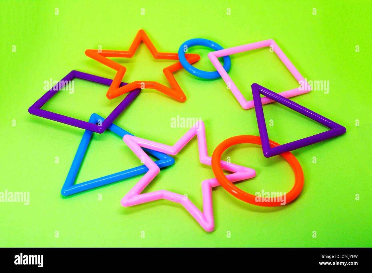 Figurines en plastique avec différentes formes et couleurs Banque D'Images