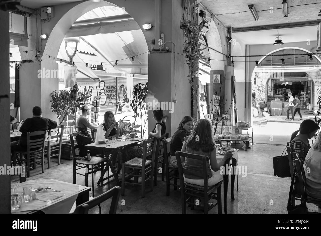 Thessalonique, Grèce - 22 septembre 2023 : vue d'une taverne traditionnelle pittoresque dans le marché extérieur de Kapani à Thessalonique en Grèce Banque D'Images