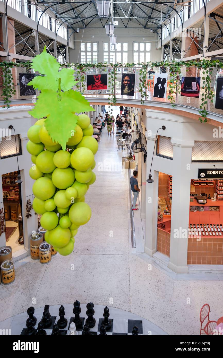 Thessalonique, Grèce - 22 septembre 2023 : vue de raisins, utilisé comme décoration dans le marché intérieur Modiano Agora à Thessalonique Grèce Banque D'Images