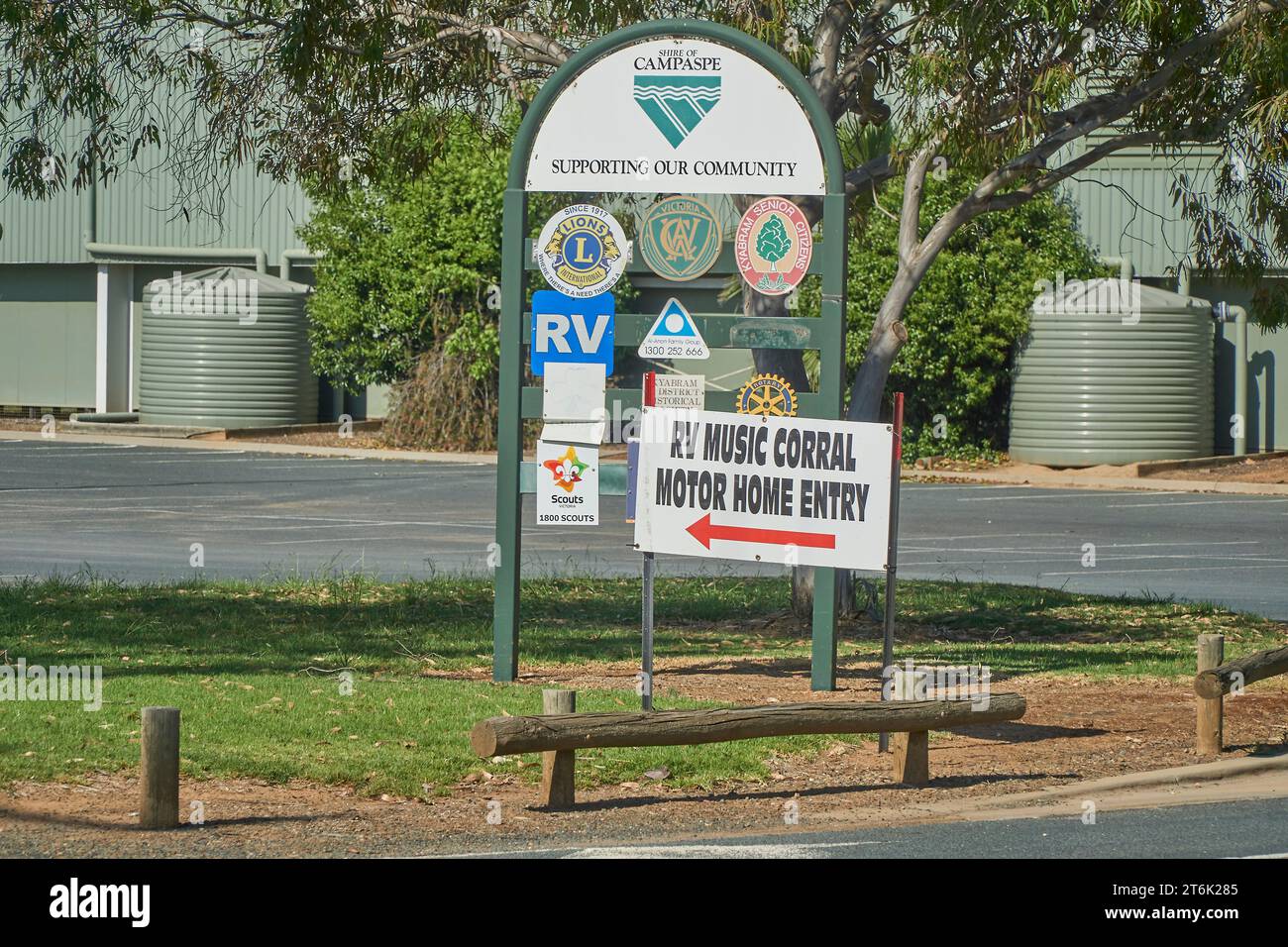 Kyabram, Victoria, Australie, 11 novembre 2023. Panneau indiquant la direction pour les camping-cars, les véhicules de loisirs et la caravane pour l'événement de 2 jours, Kyabram RV Country Music Festival sur le terrain d'exposition. Crédit PjHickox/Alamy Live News Banque D'Images