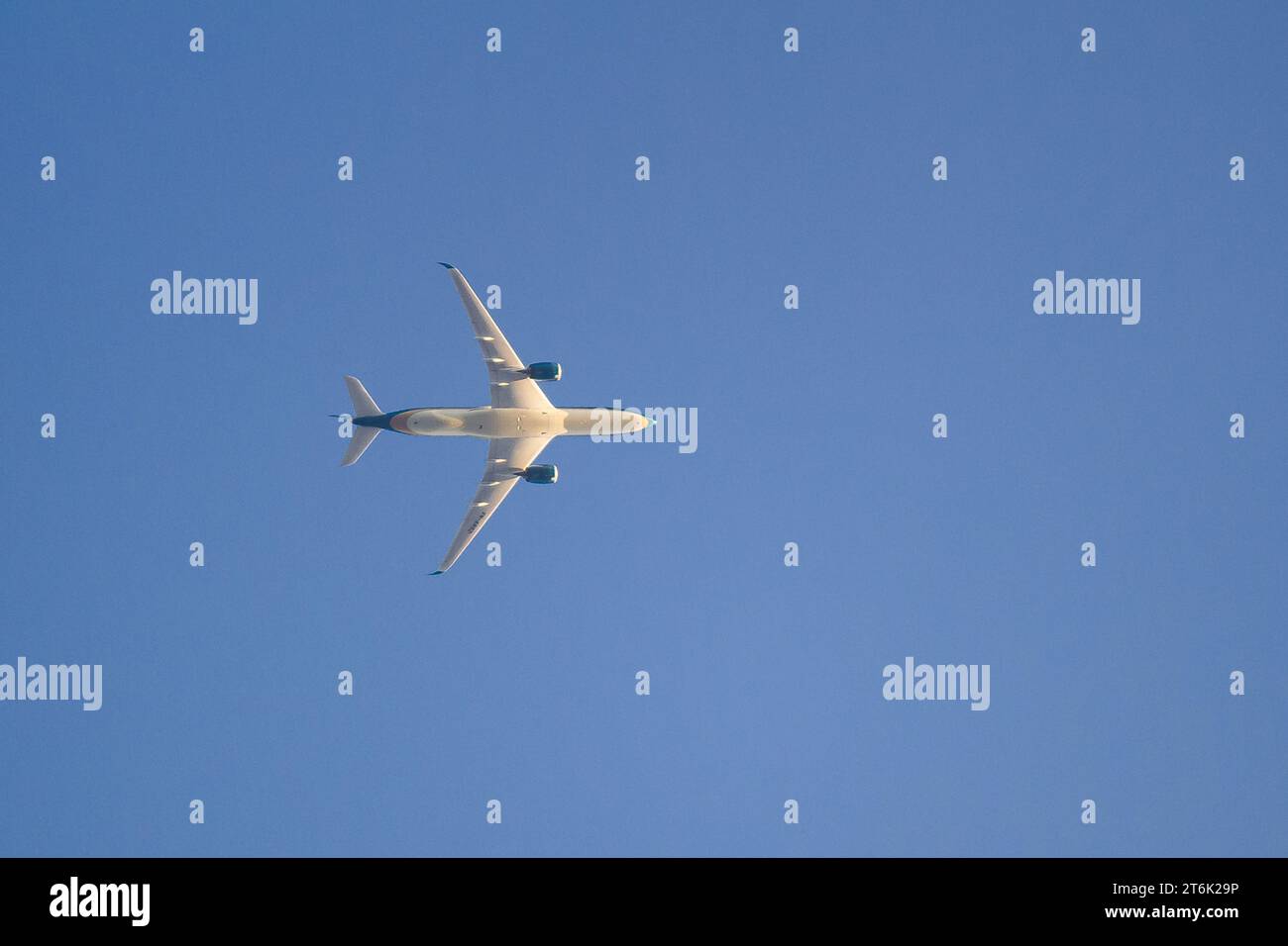 Le dessous d'un Airbus A350-941 de Vietnam Airlines volant au-dessus. Kanagawa, Japon. Banque D'Images