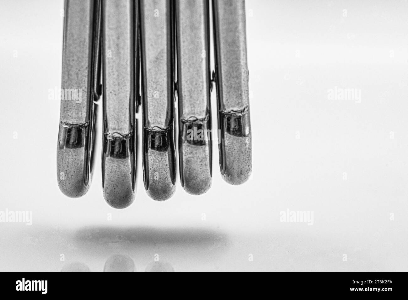Cinq pinces formées comme des doigts suspendus ressemblant à une main robotisée Banque D'Images