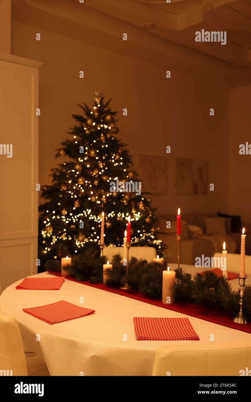 Serviettes rouges et magnifique décor de Noël à l'intérieur. Design intérieur Banque D'Images